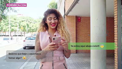 بې وفا ښځه په داسې حال کې چې د هغې میړه کار کوي د خپل ځوان عاشق سره سخته ټوکه کوي. لاتینا د سږو او لوی آس سره. وینس افروډایټ.